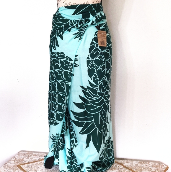 casual movements Accessories - NWT pineapple print sarong/scarf.